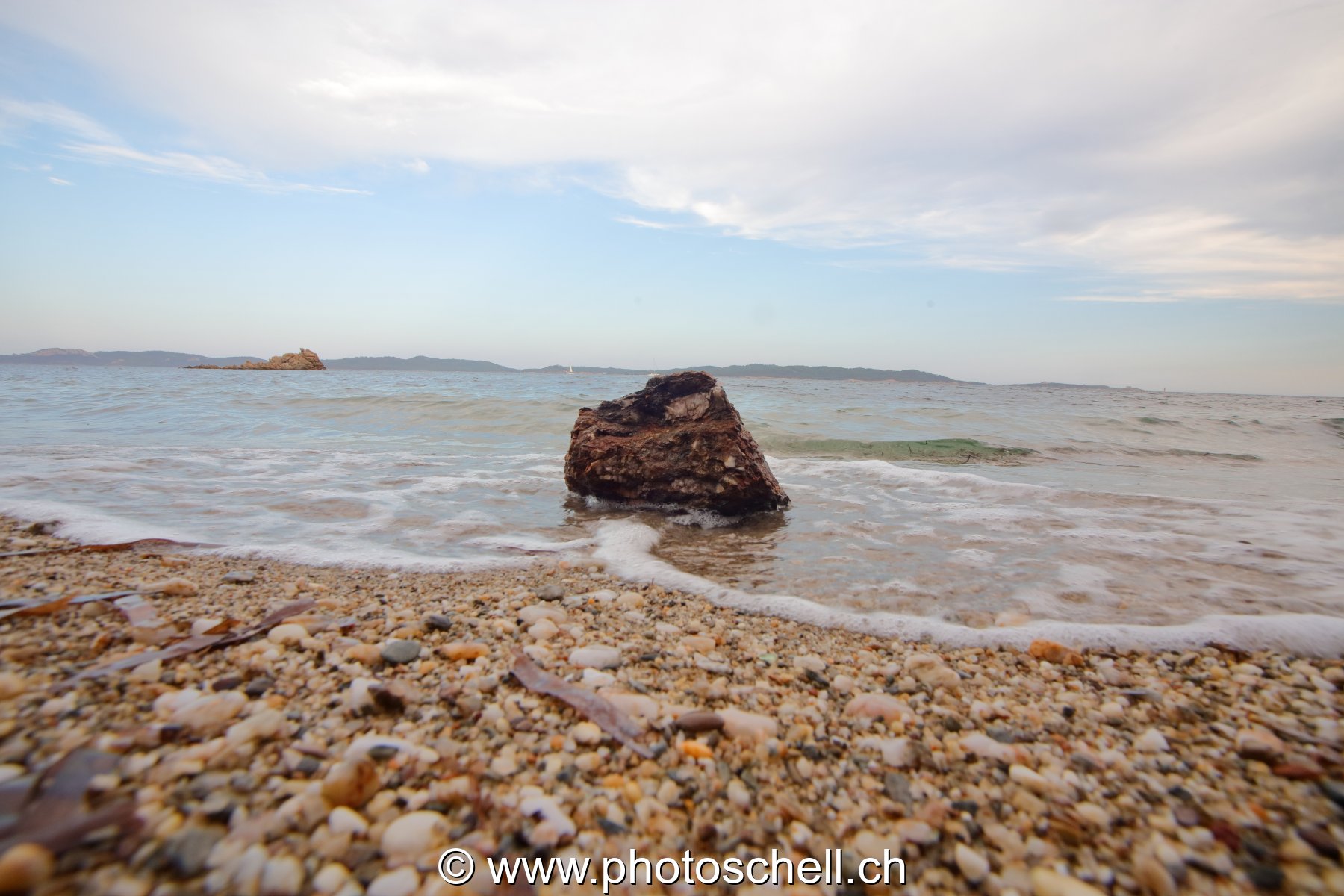 Plage de cailloux et son rocher
