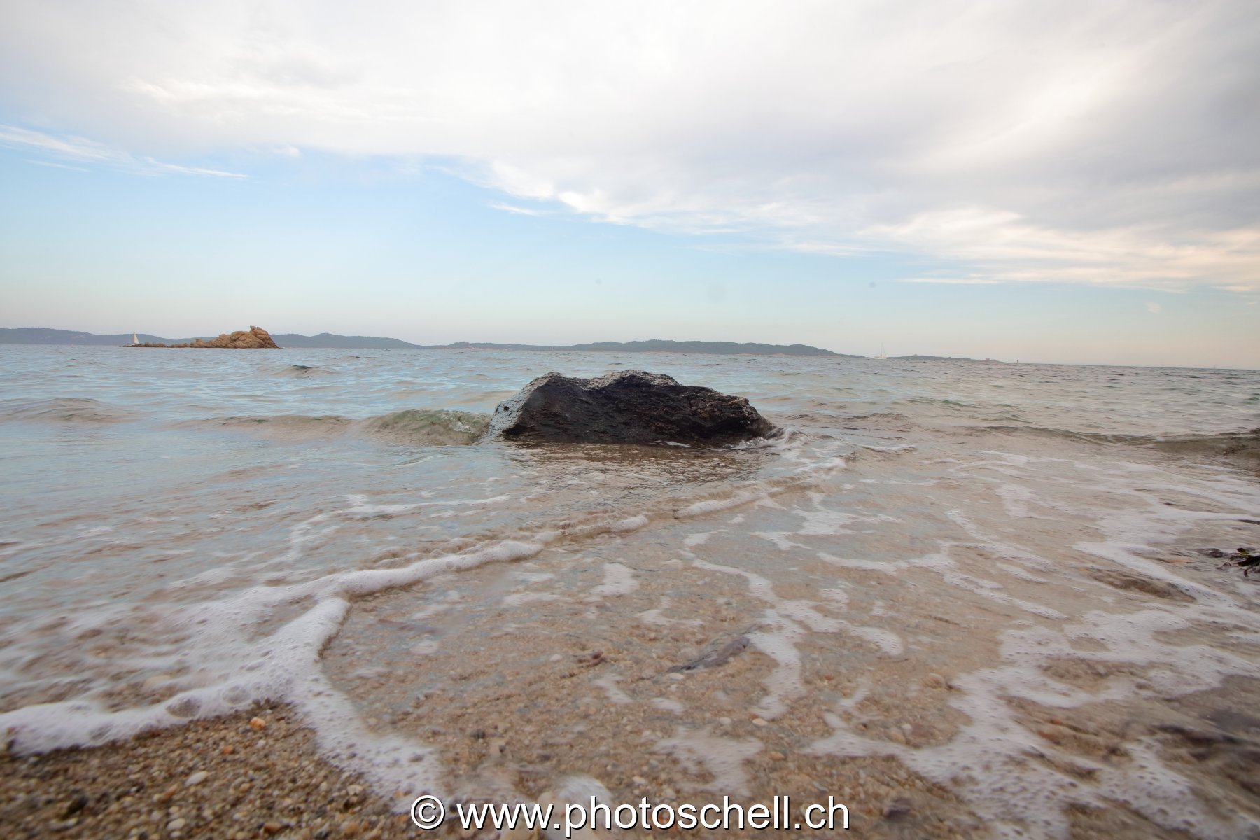 Plage de cailloux et son rocher