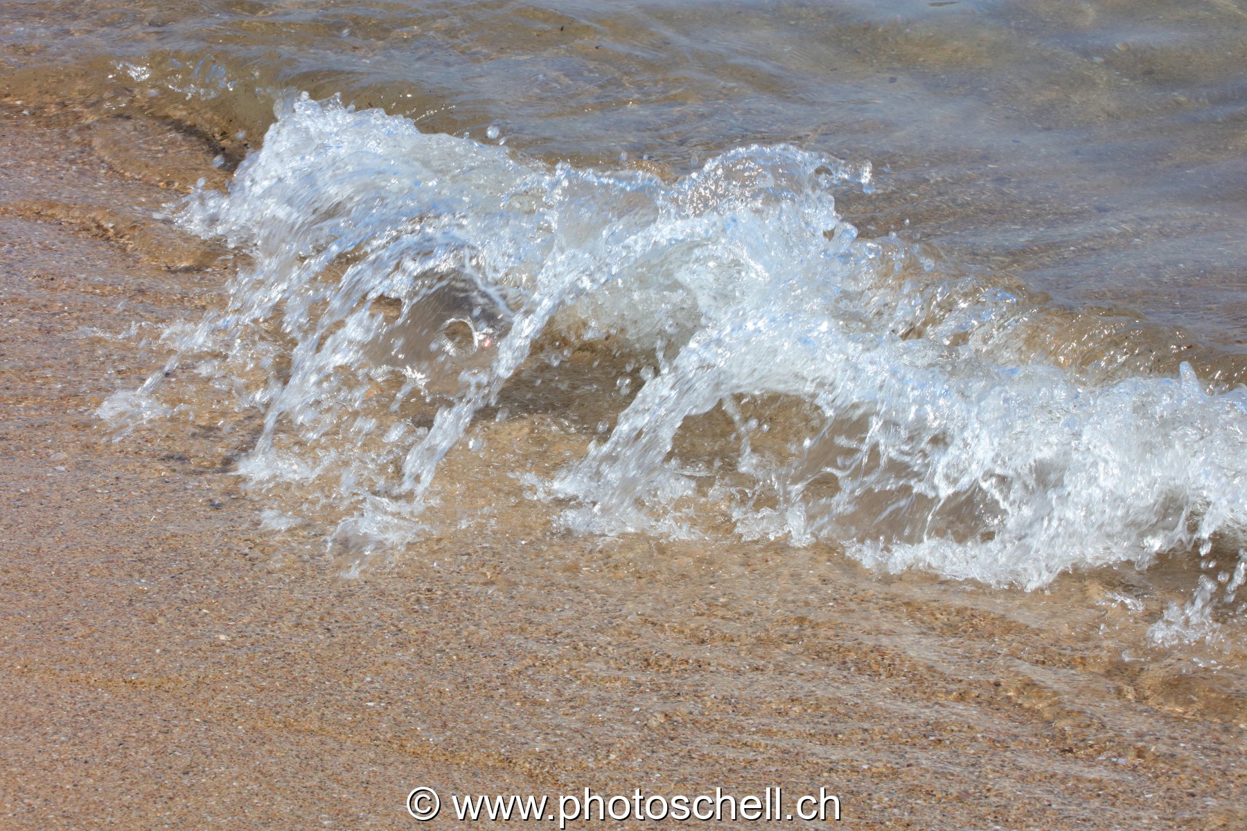Vagues qui s'écrasent sur la plage