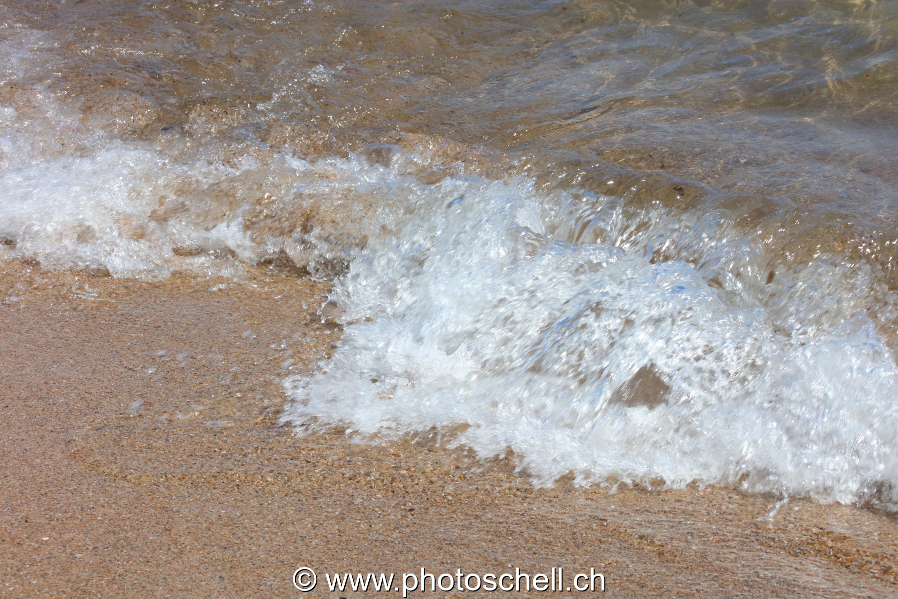 Vagues qui s'écrasent sur la plage