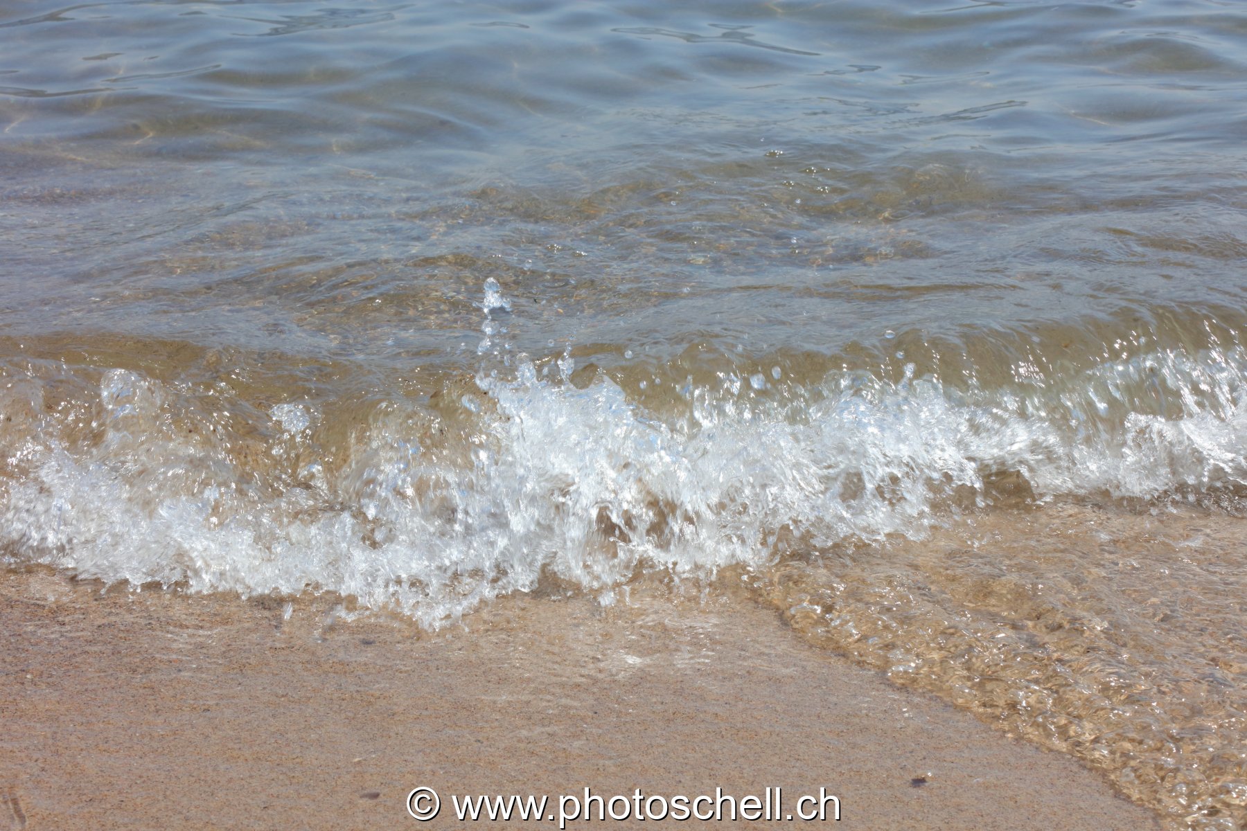 Vagues qui s'écrasent sur la plage