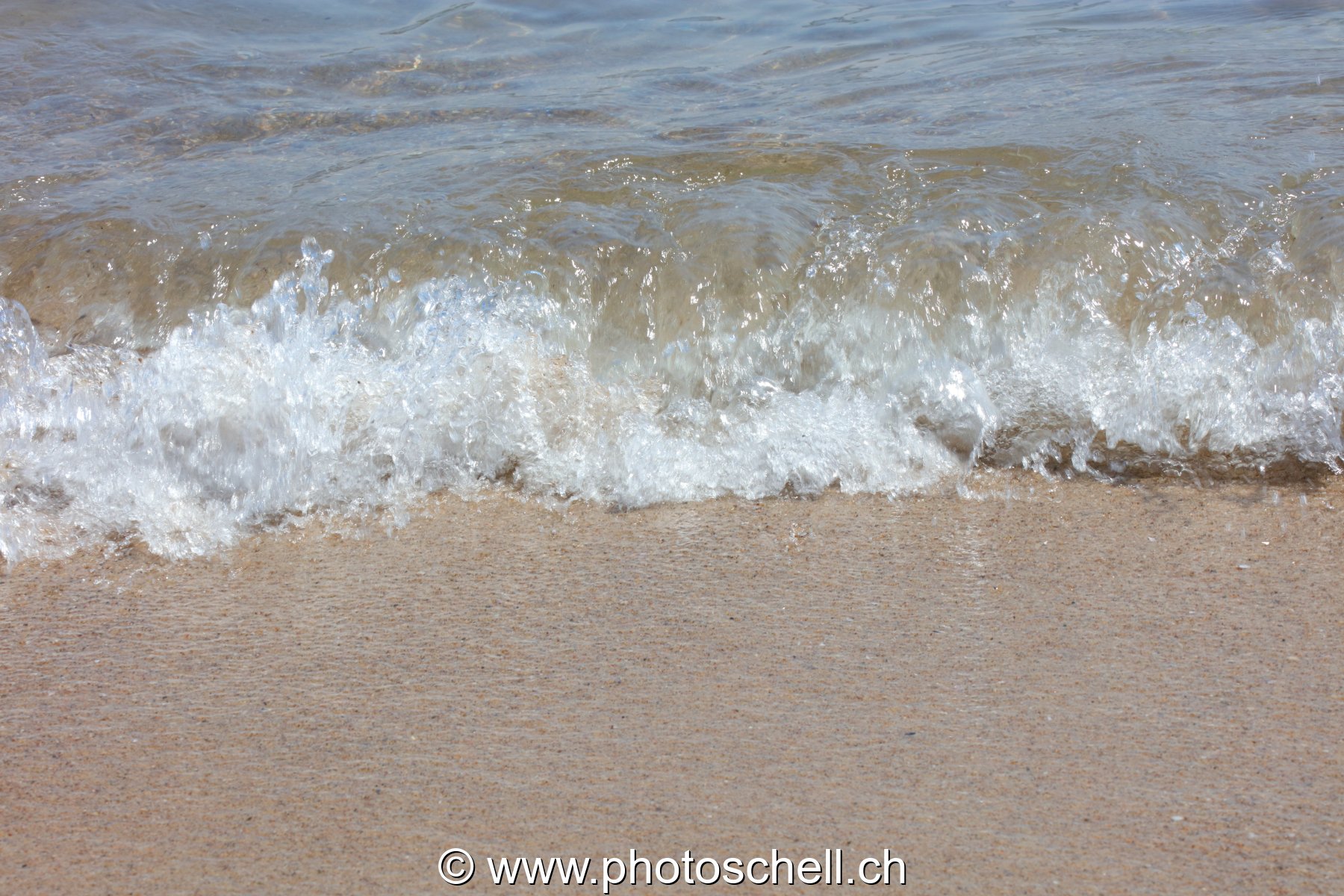 Vagues qui s'écrasent sur la plage
