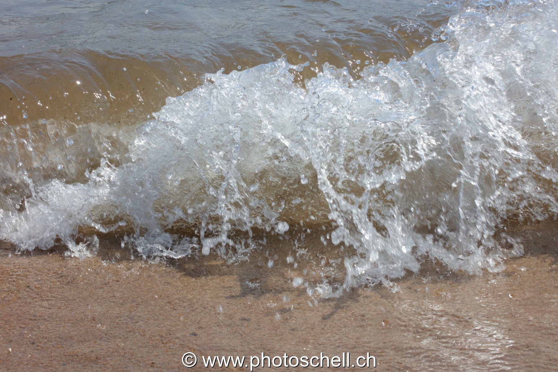 Vagues qui s'écrasent sur la plage