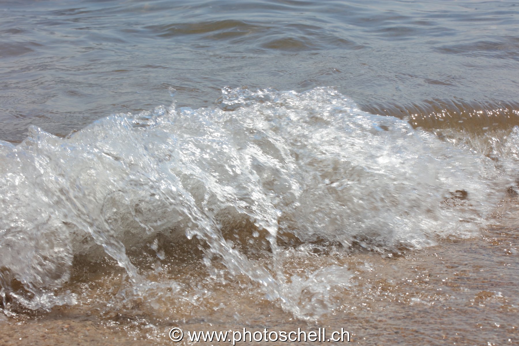 Vagues qui s'écrasent sur la plage
