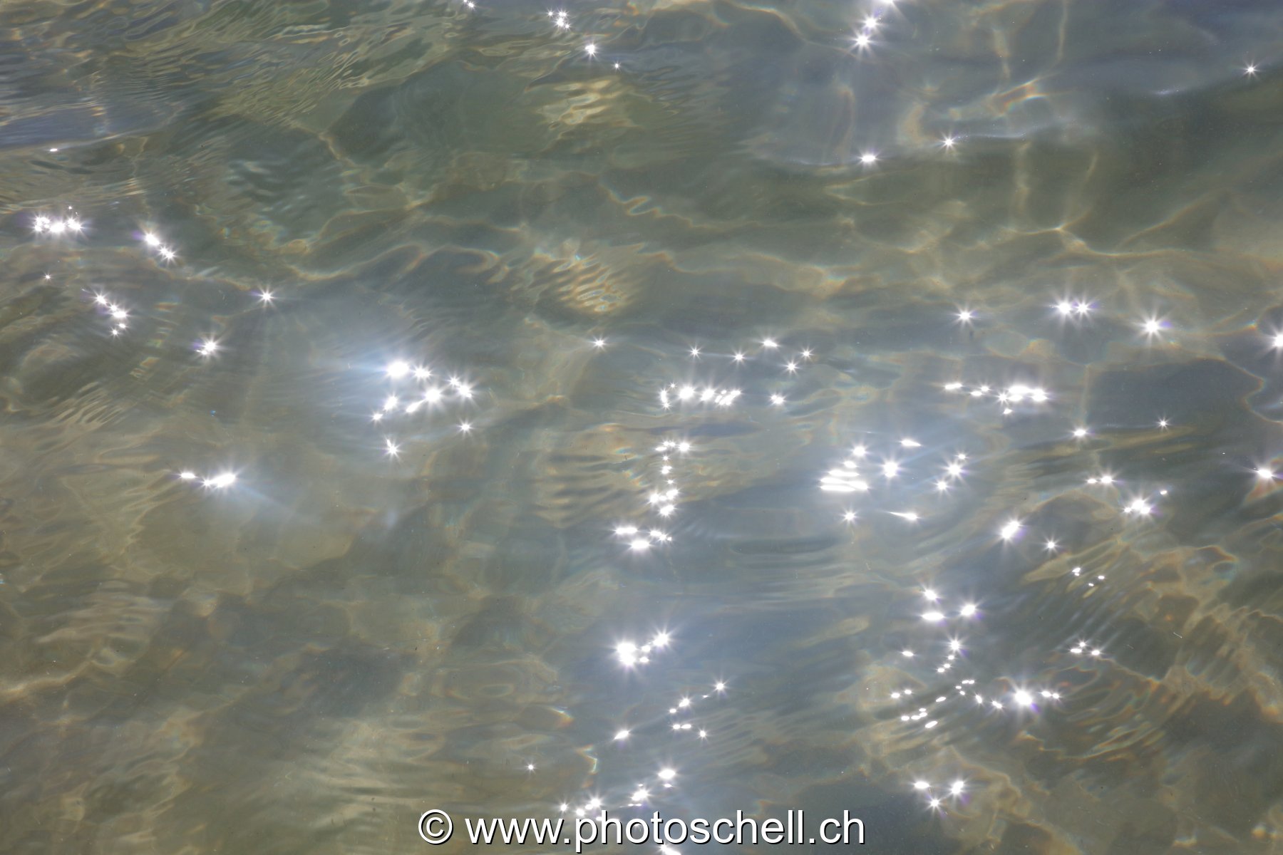 Reflets du soleil dans les remous