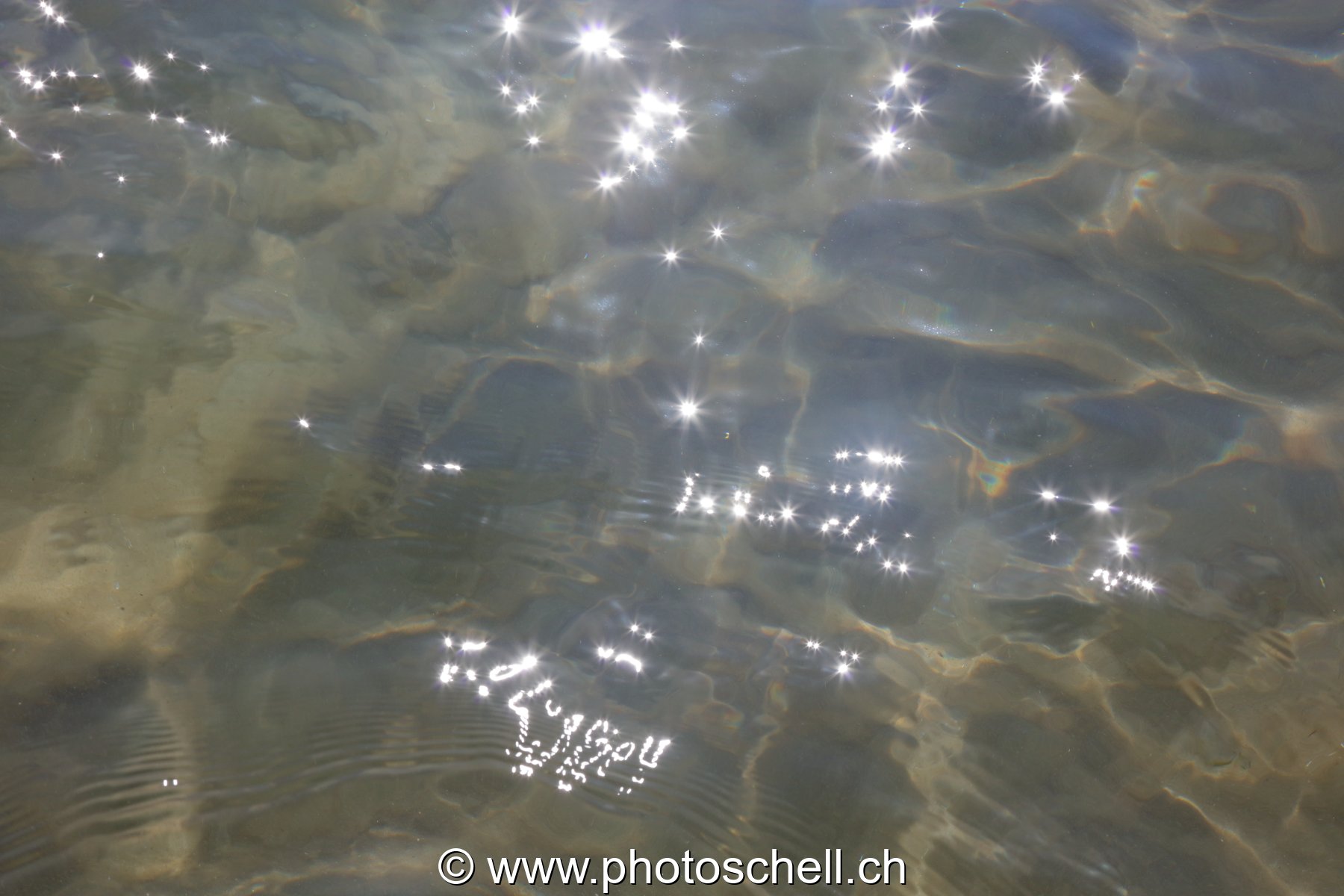 Reflets du soleil dans les remous