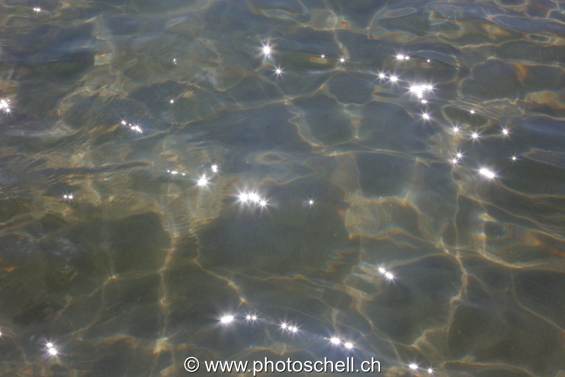 Reflets du soleil dans les remous