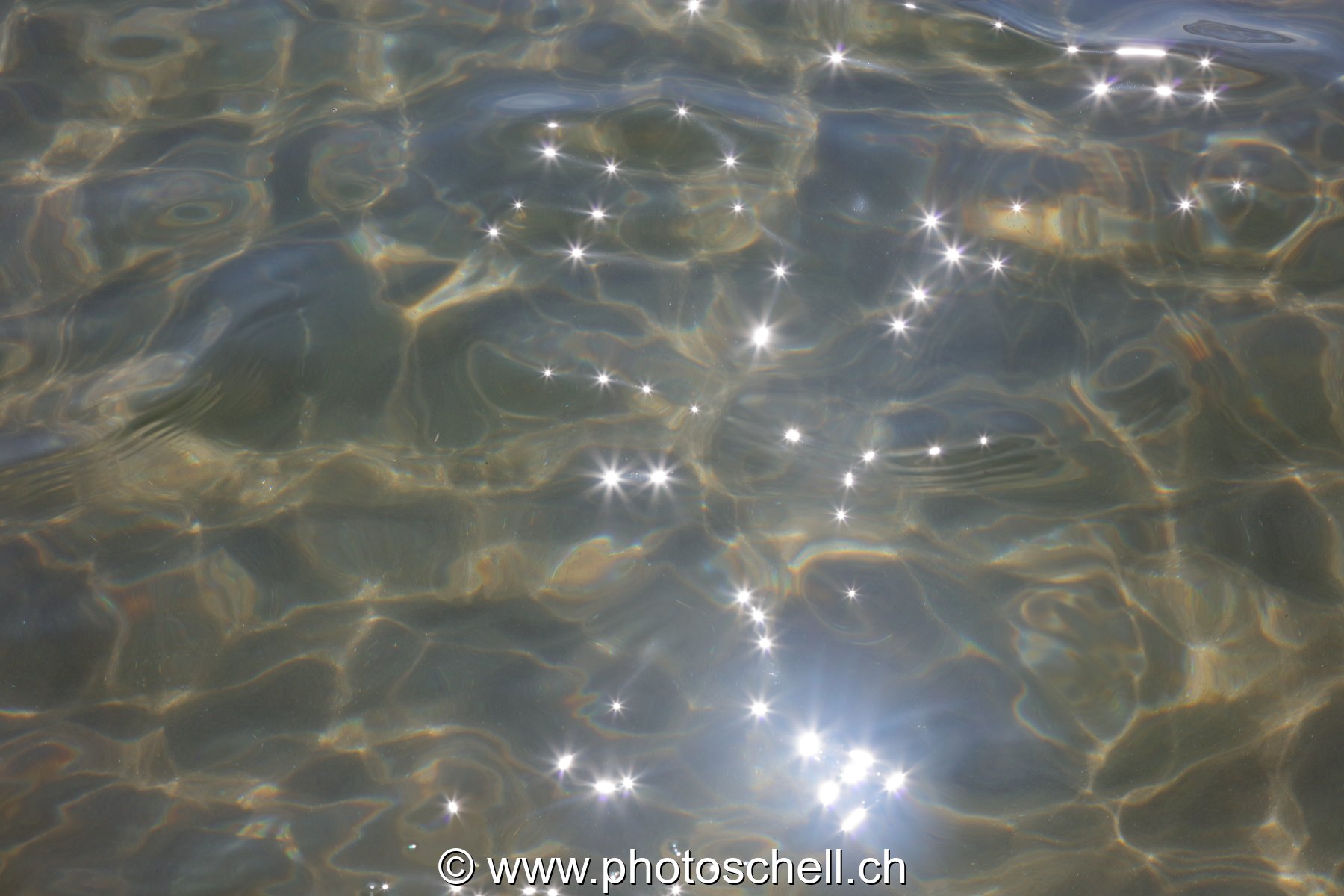 Reflets du soleil dans les remous