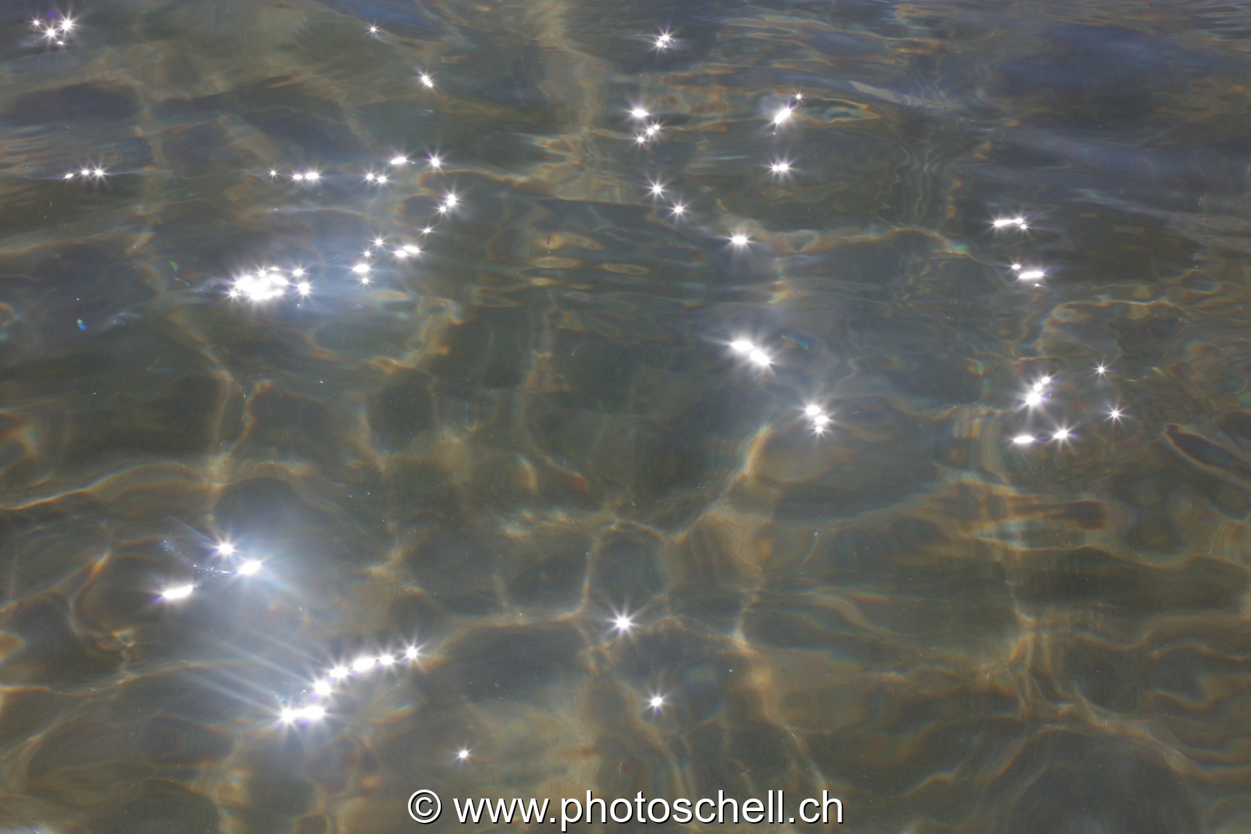 Reflets du soleil dans les remous