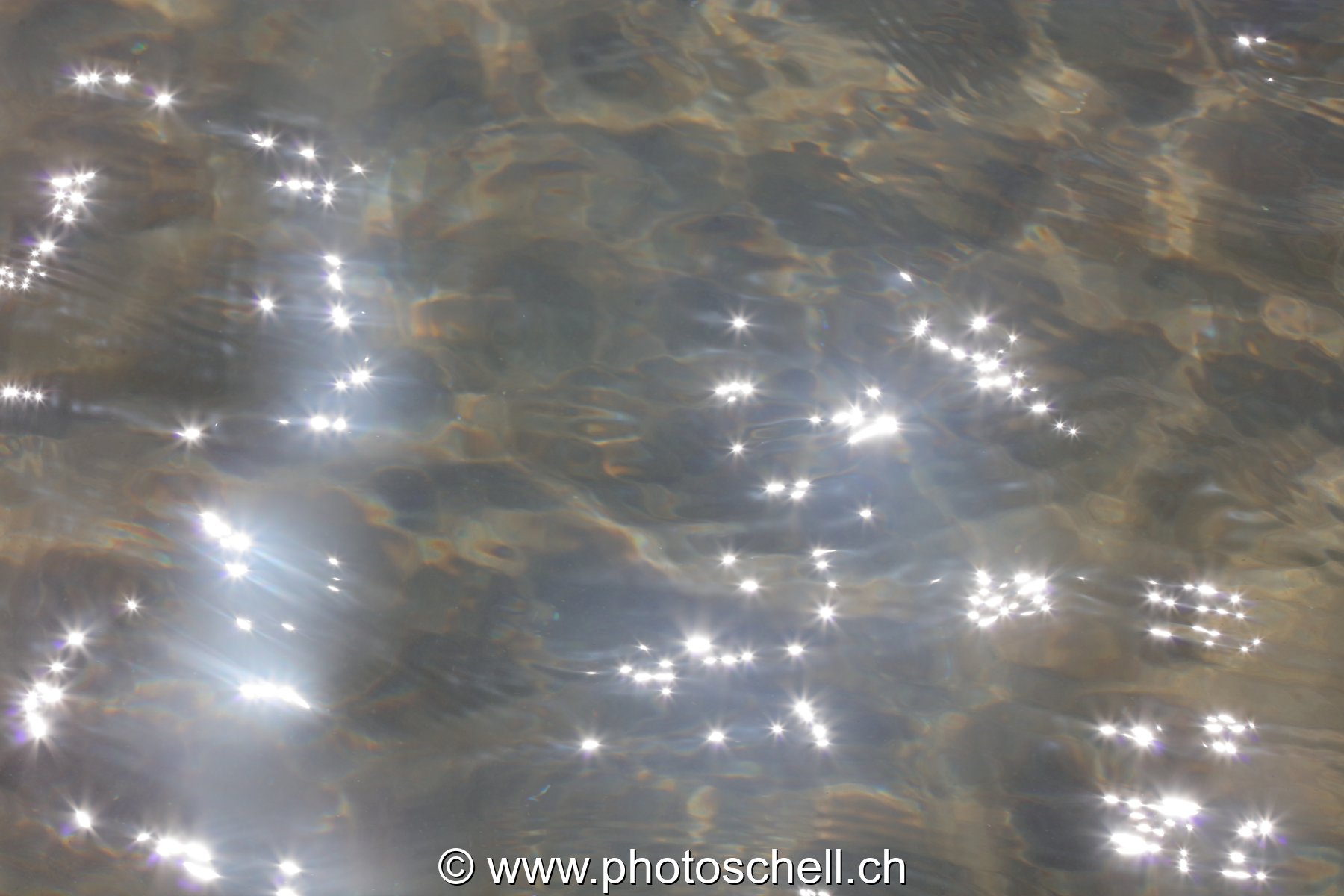 Reflets du soleil dans les remous