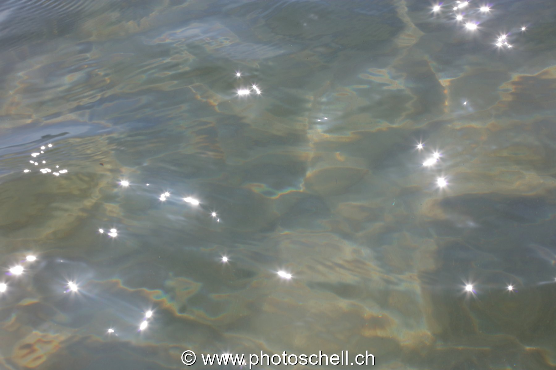 Reflets du soleil dans les remous