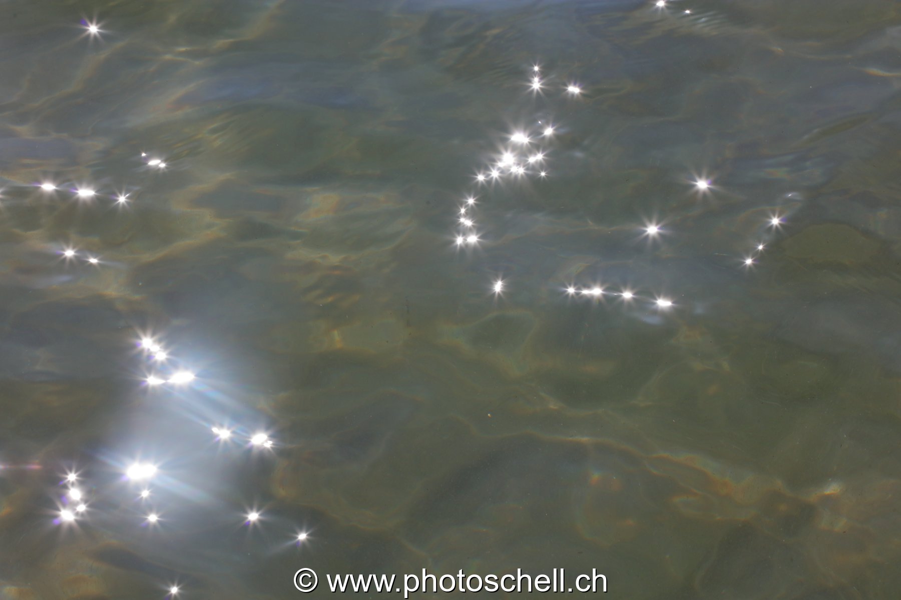 Reflets du soleil dans les remous