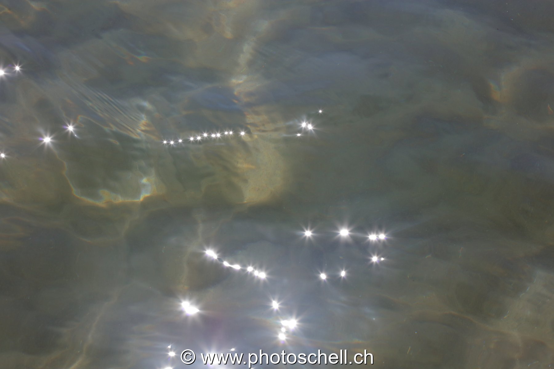 Reflets du soleil dans les remous