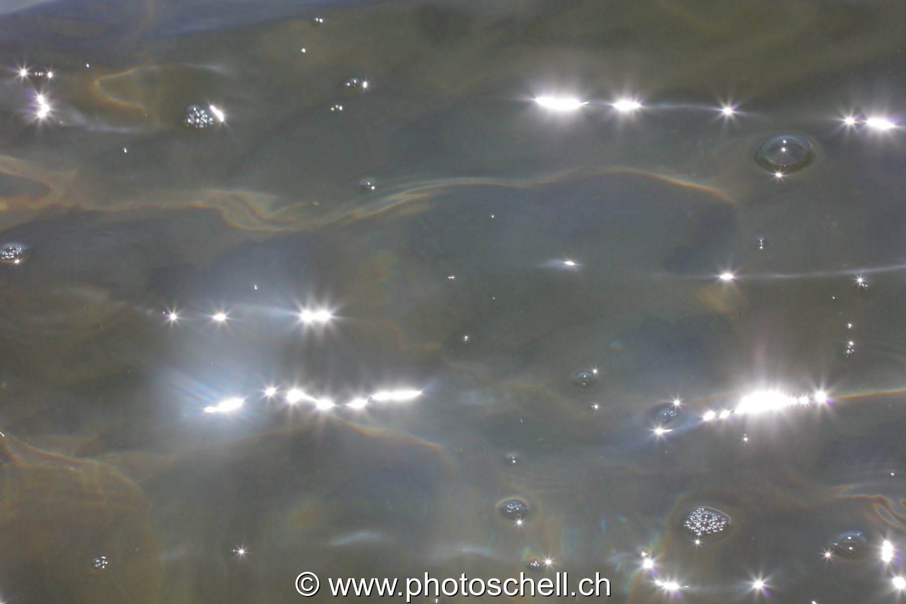 Reflets du soleil dans les remous