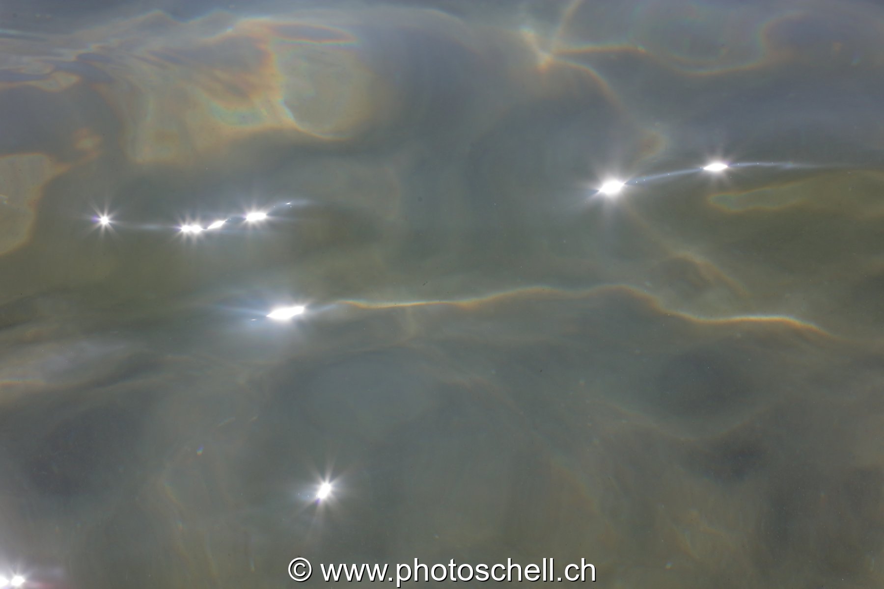 Reflets du soleil dans les remous