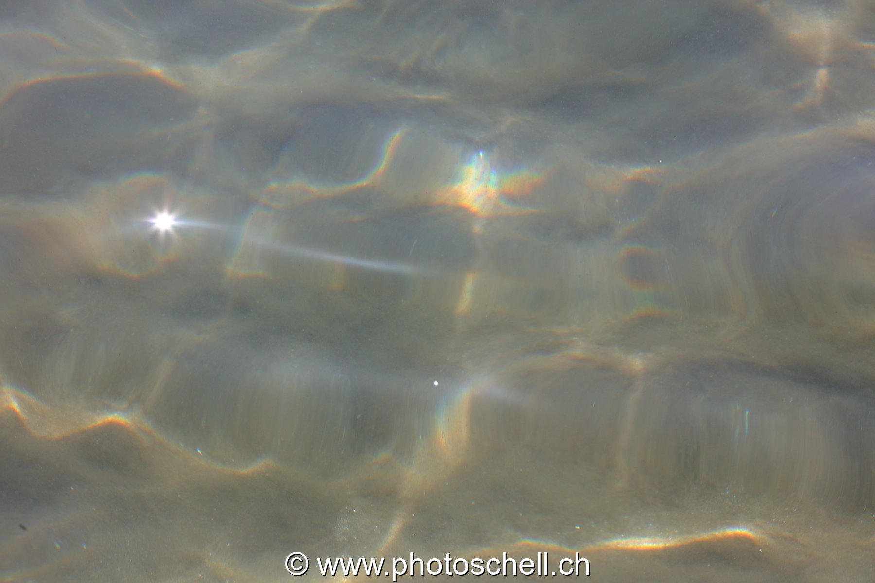 Reflets du soleil dans les remous