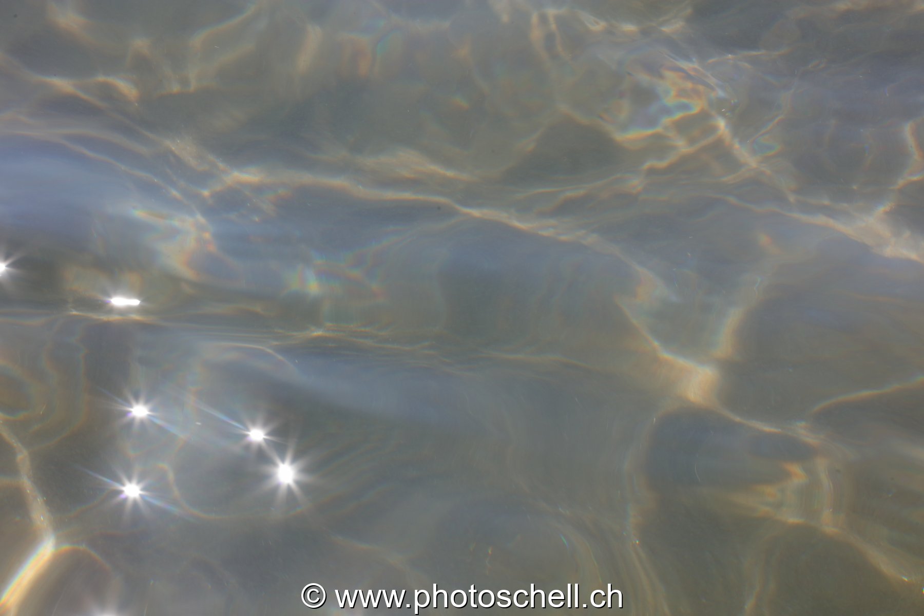 Reflets du soleil dans les remous