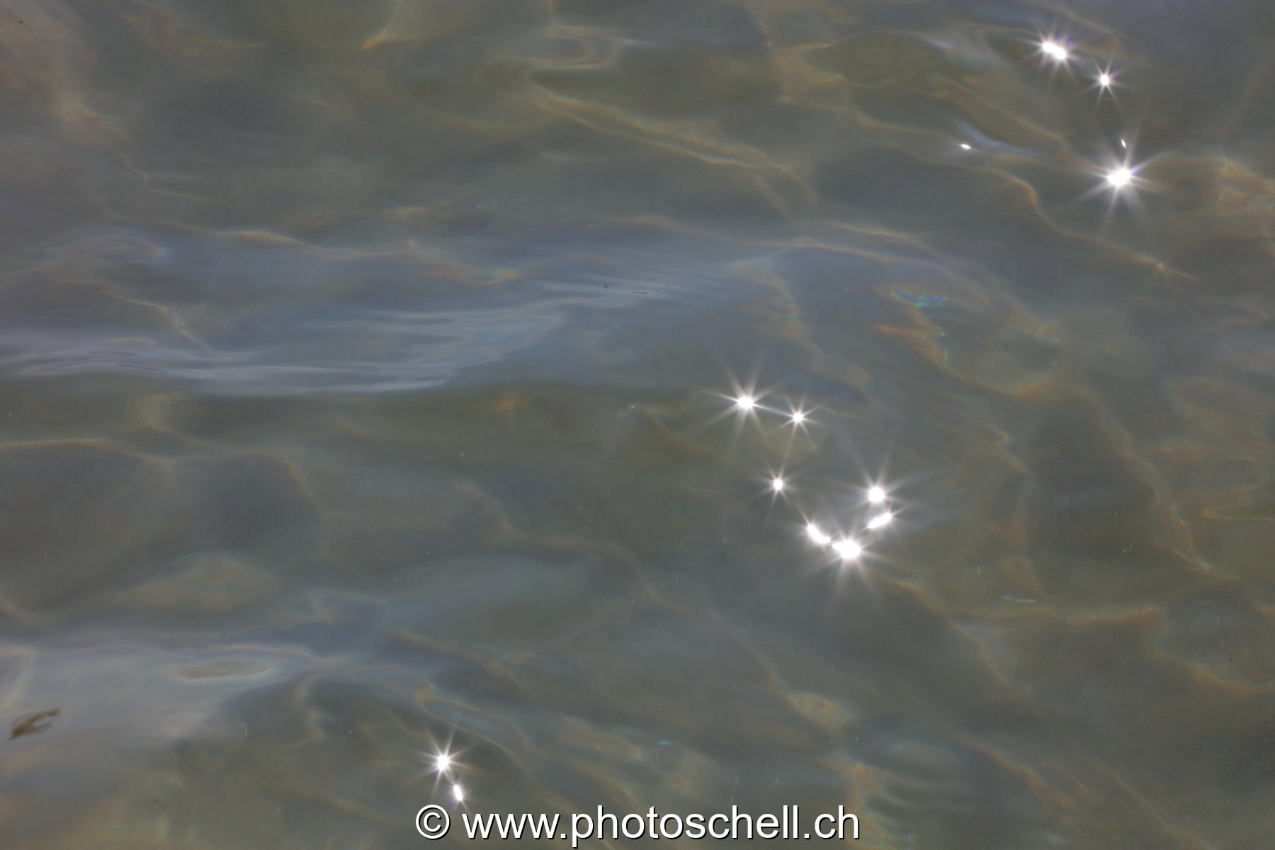 Reflets du soleil dans les remous