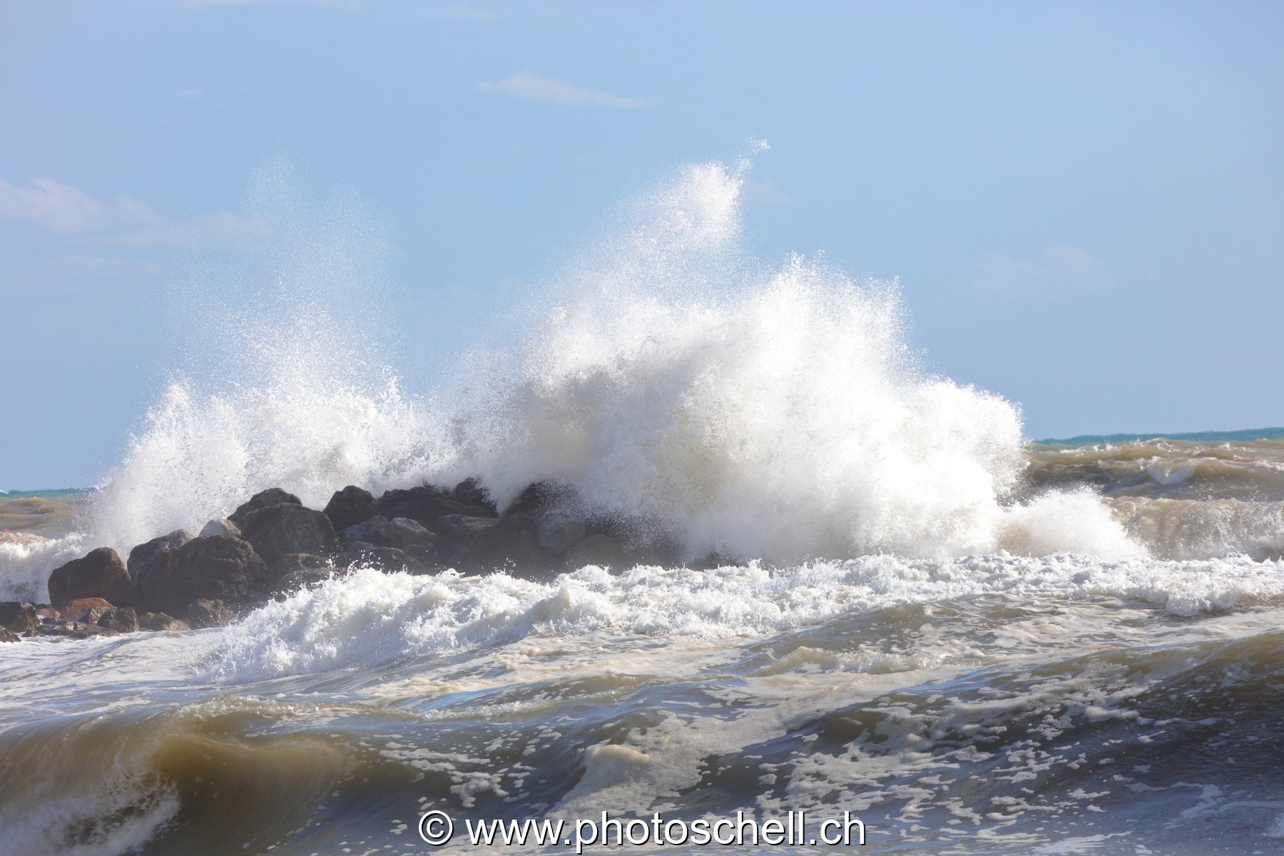 Vagues sécrasant sur un ilot rocheux