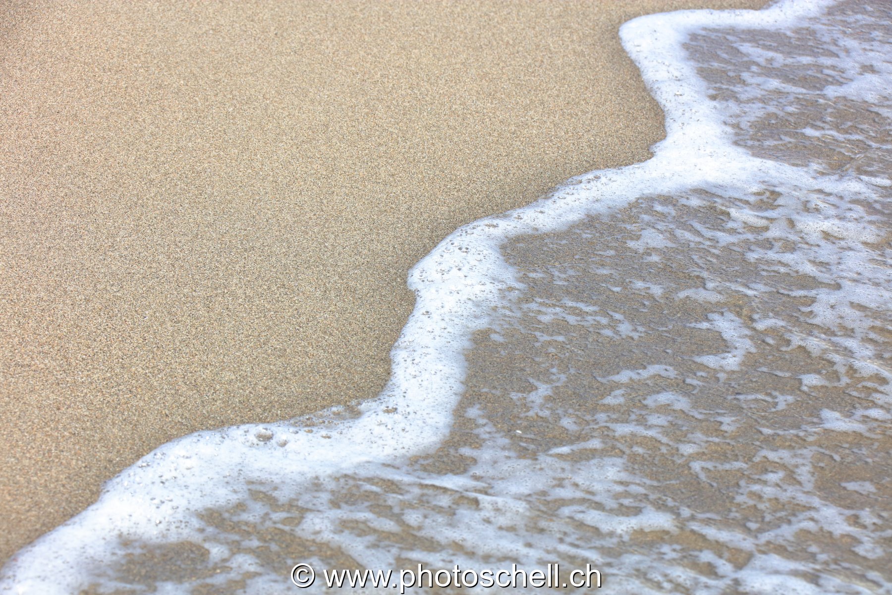Bulles d'air sur le sable