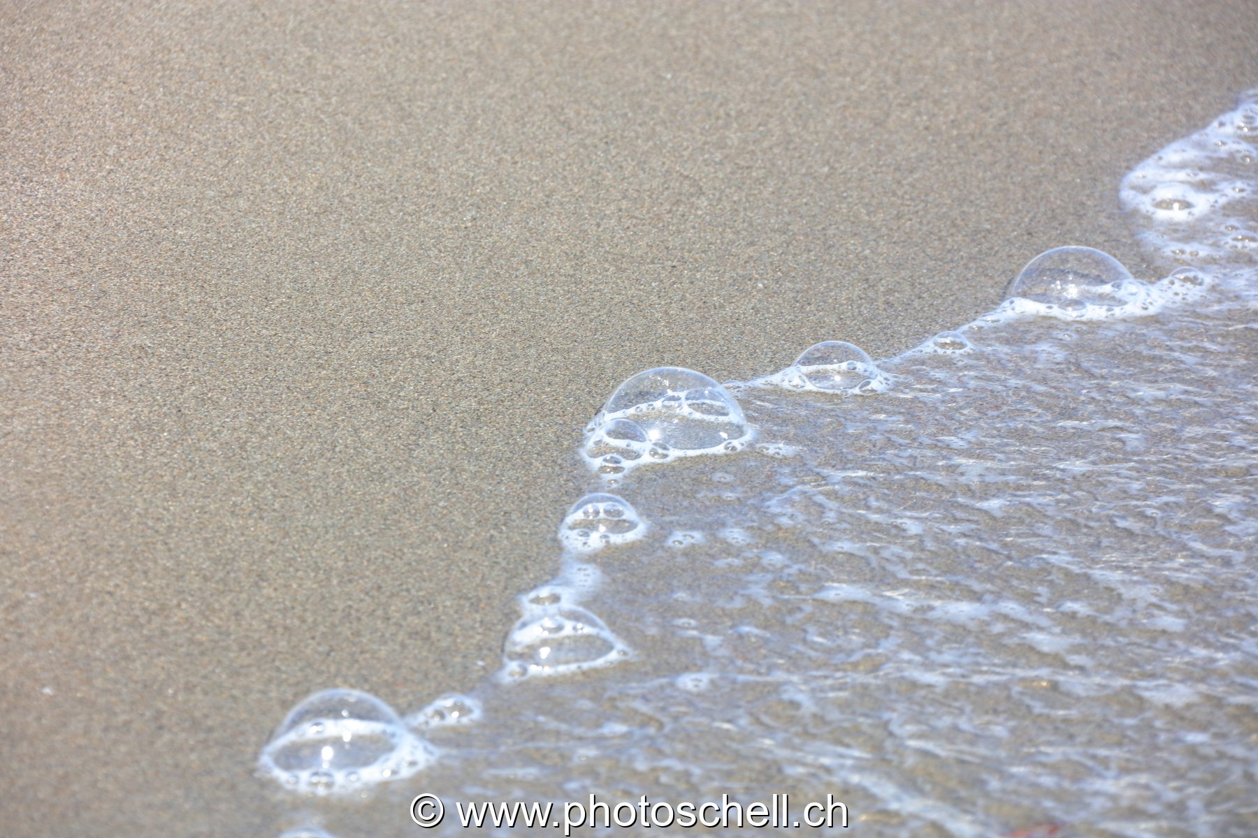 Bulles d'air sur le sable