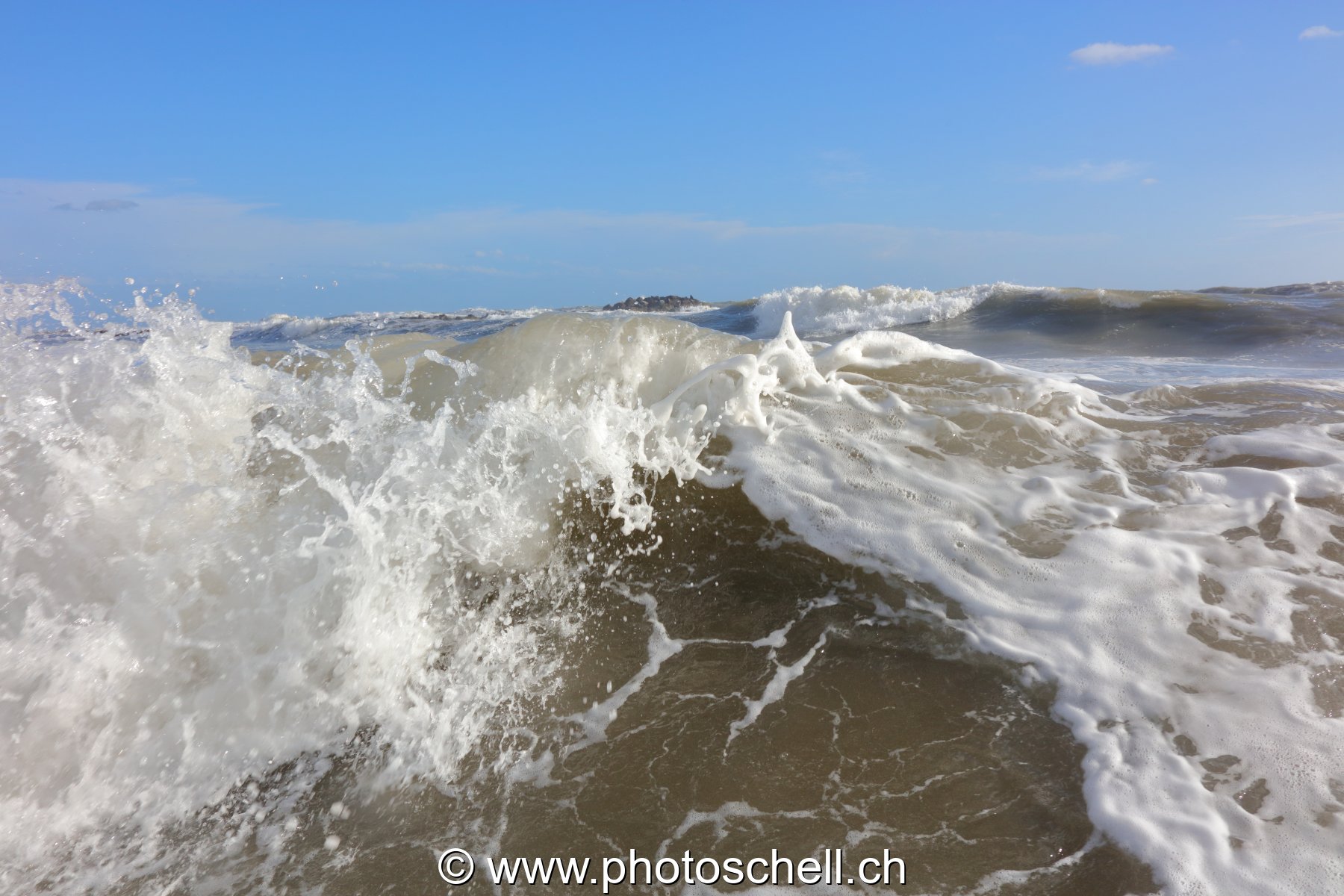 Vagues qui s'écrasent avec des giclées d'écume