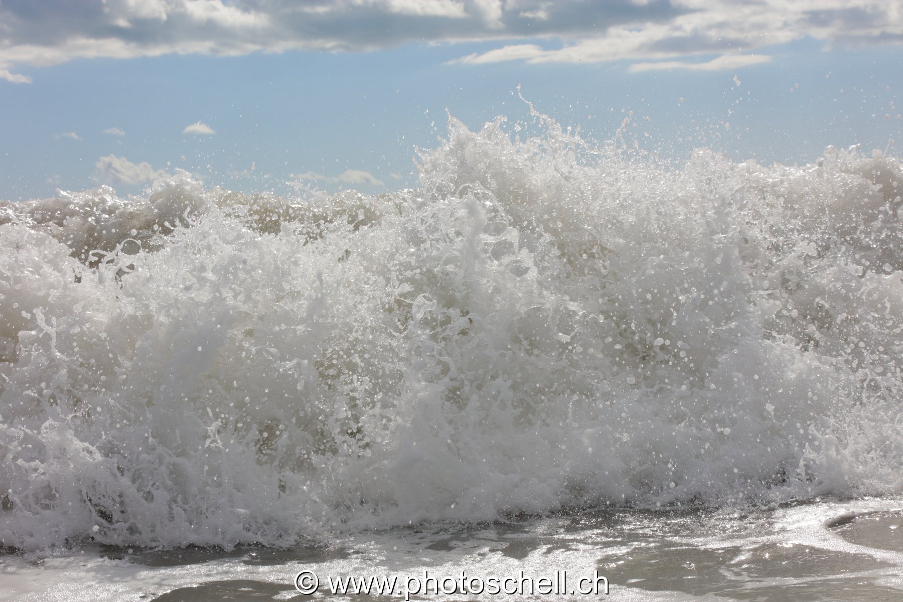Vagues qui s'écrasent avec des giclées d'écume