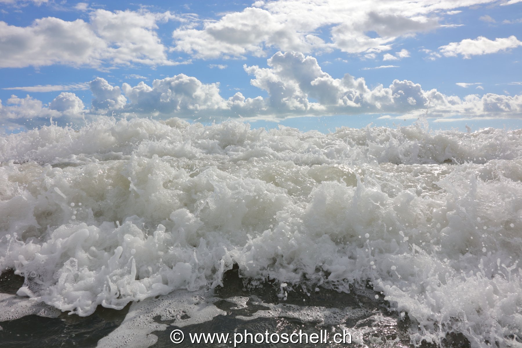 Vagues qui s'écrasent avec des giclées d'écume
