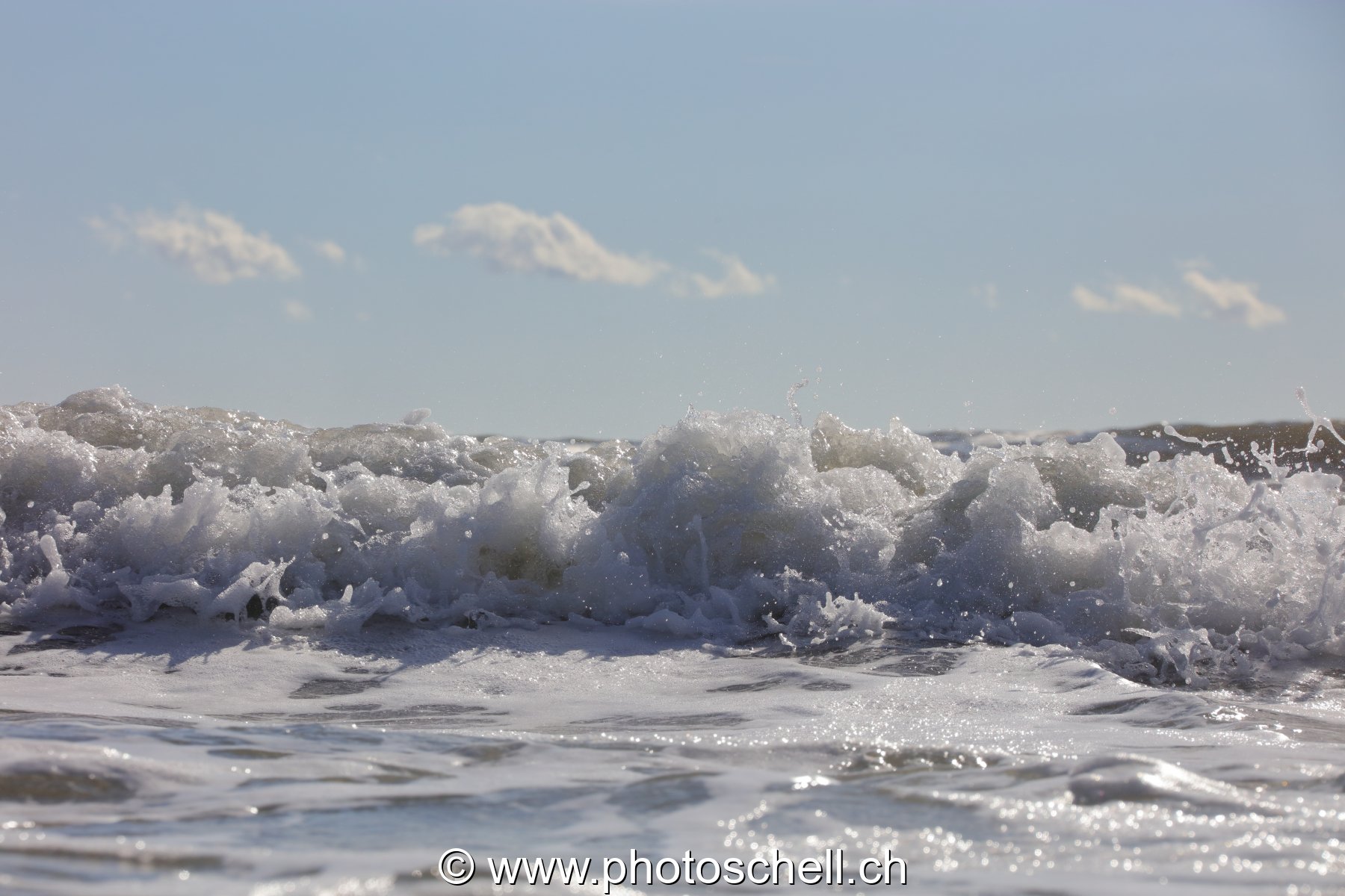 Vagues qui s'écrasent avec des giclées d'écume