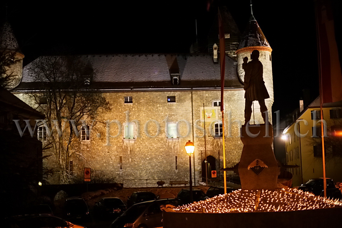 Le chateau et la fontaine dans son habit de Noel