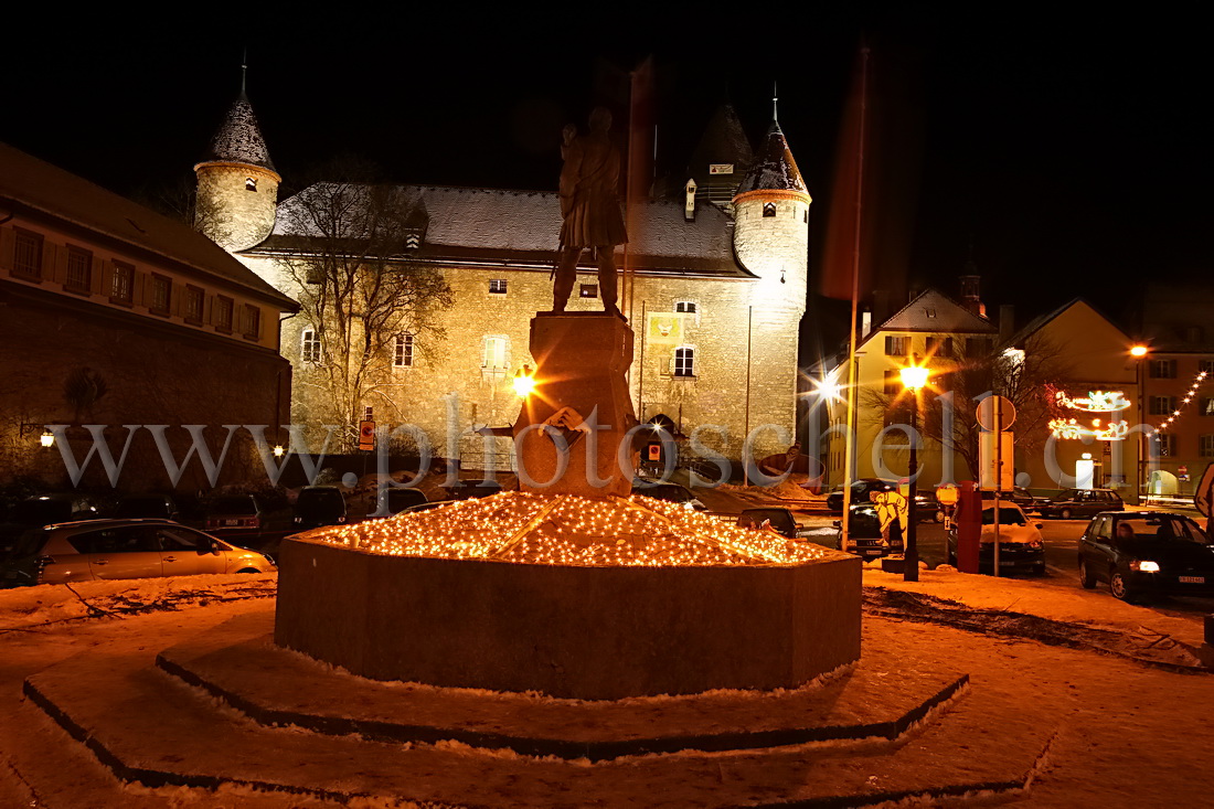 Le chateau et la fontaine dans son habit de Noel