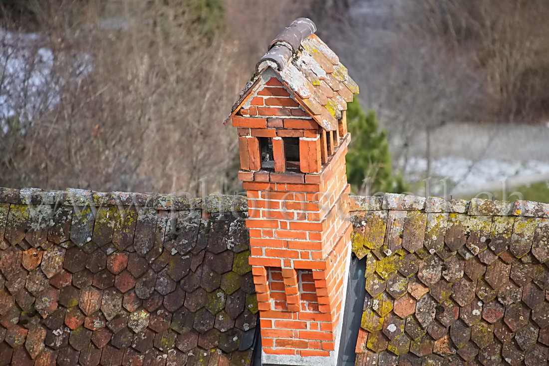 Gros plan sur une des cheminées du chateau