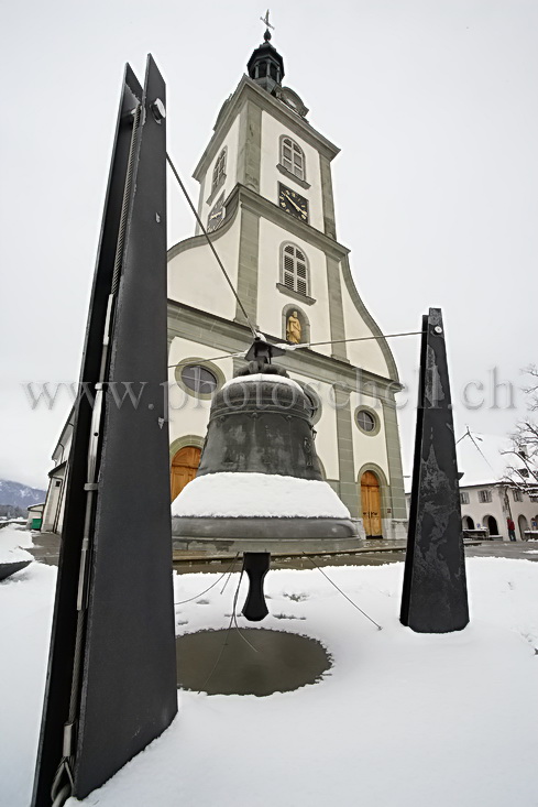 La cloche et l\'église de Bulle sous la neige