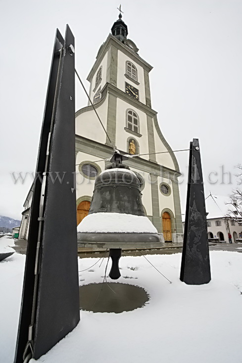 La cloche et l'église de Bulle sous la neige