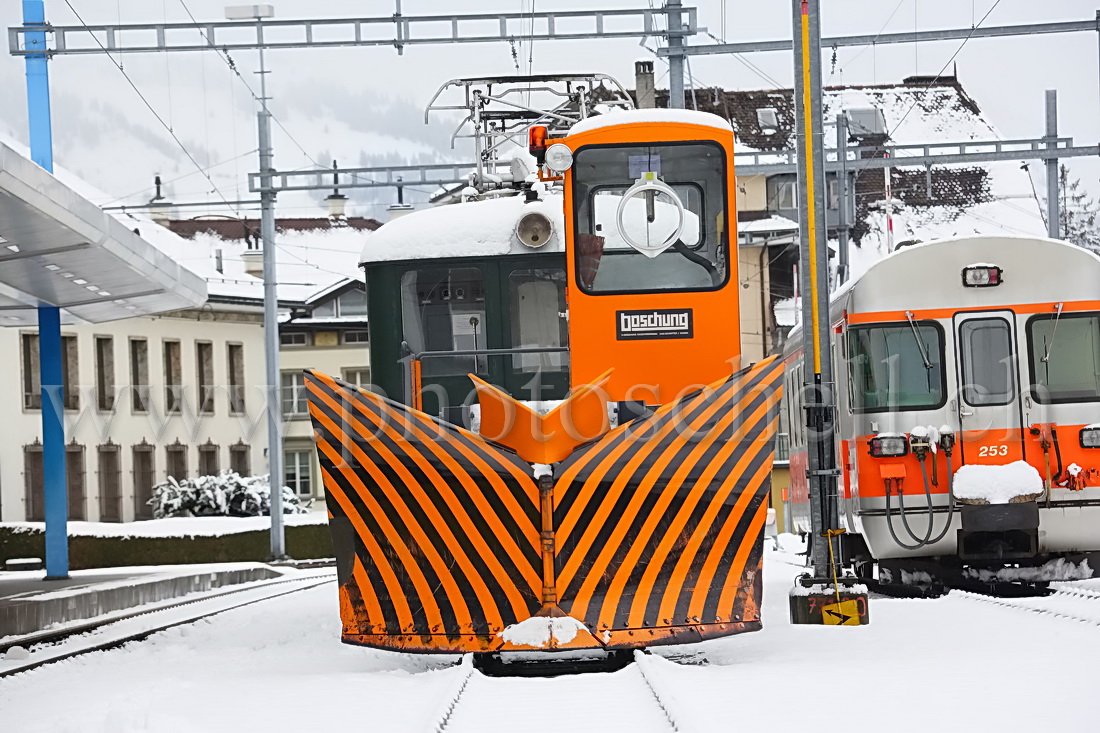 Gros plan sur le le chasse-neige des voies