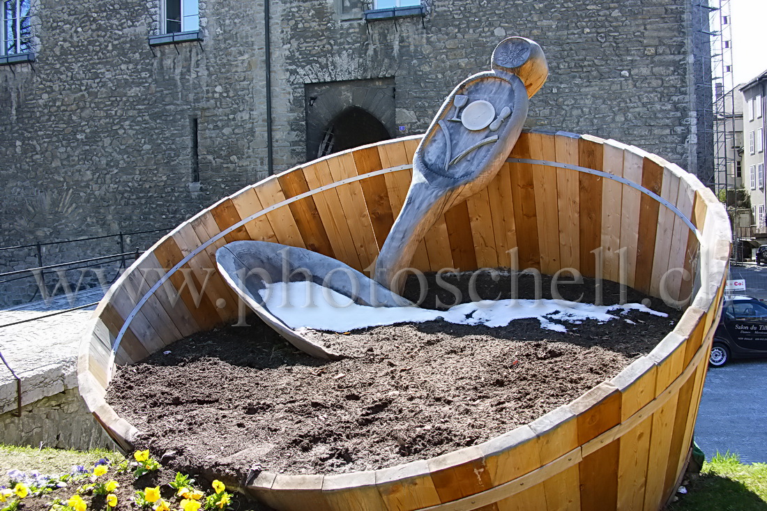 Reste de neige dans le pot à crème de Gruyère