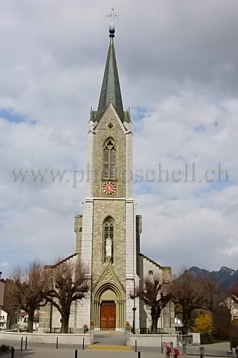 L'église de la Tour de Trème se dresse fièrement