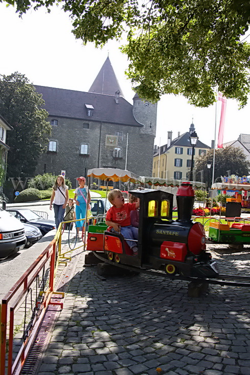 Un train sur la place du marché