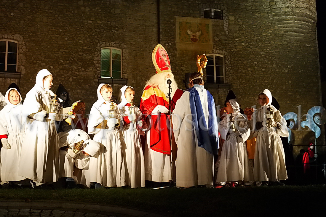 Le discours de Saint-Nicolas devant le chateau