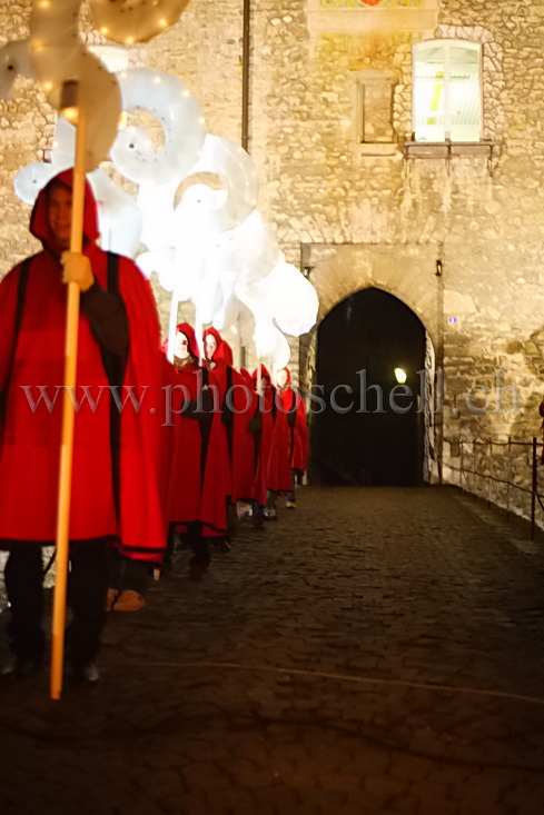 Les porteurs de lumières devant l'entrée du château