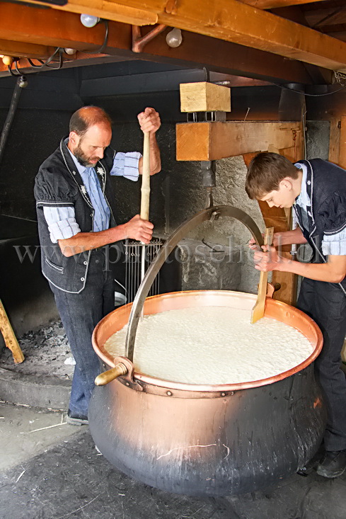 Fabrication artisanale du Gruyère à Gruyères