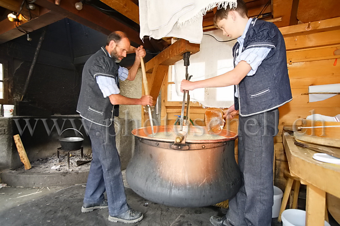 Fabrication artisanale du Gruyère à Gruyères