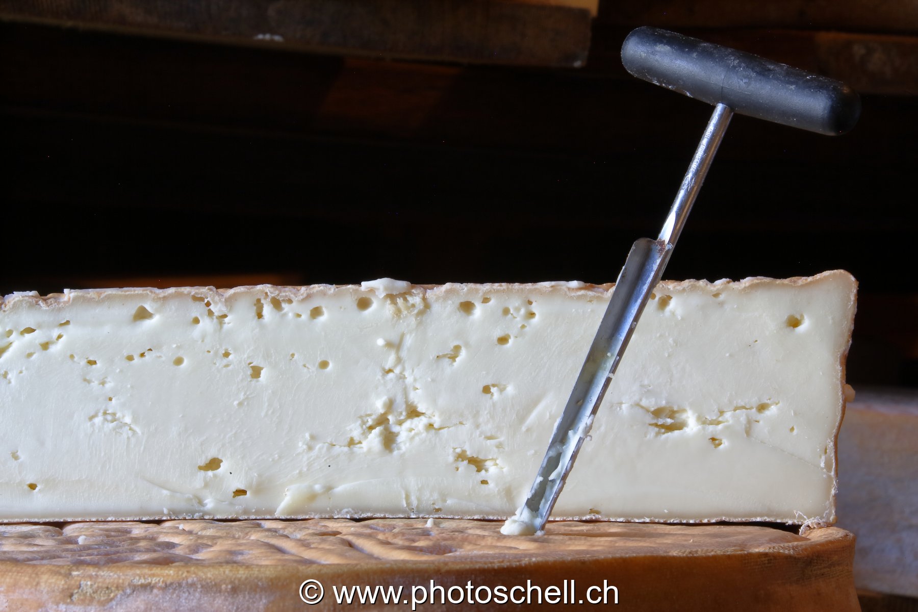 Les trous du Vacherin Fribourgeois fabriqué en Gruyère