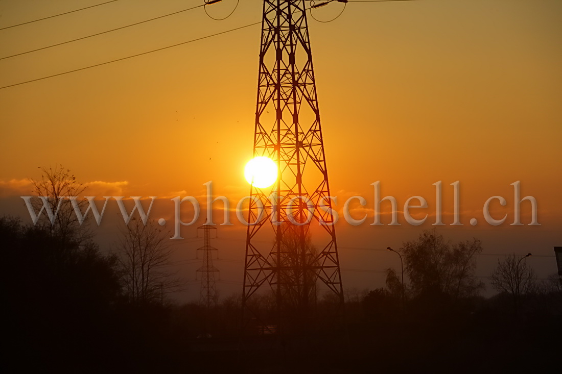 Coucher de soleil sur les lignes électriques