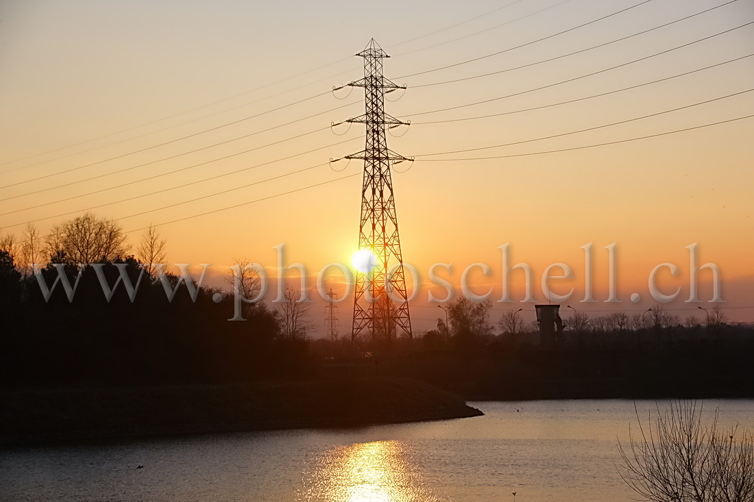 Coucher de soleil sur les lignes électriques, au bord du Rhin