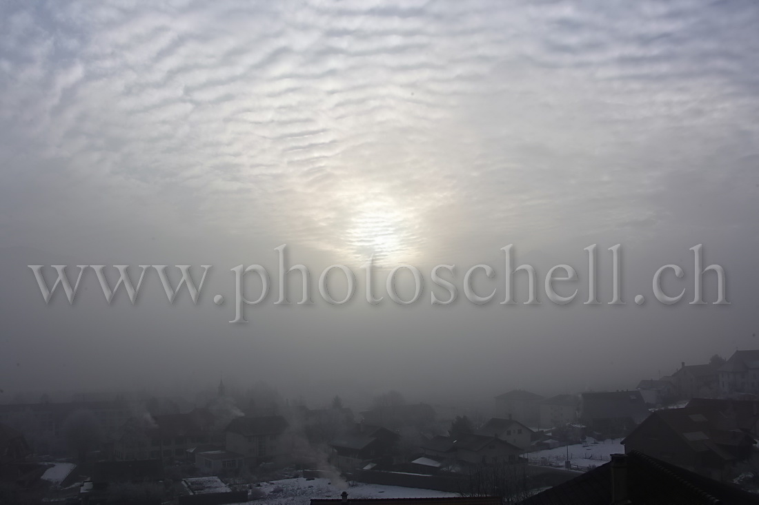 Le soleil filtre à travers les vagues de nuages