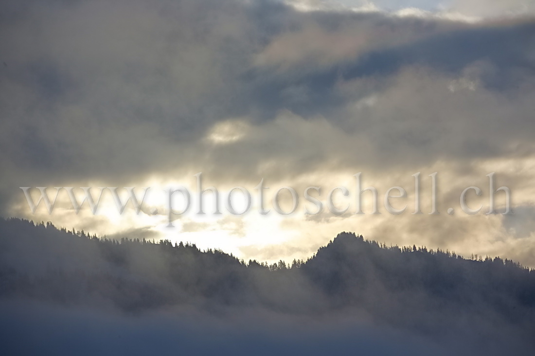 Le soleil filtre dans les nuages