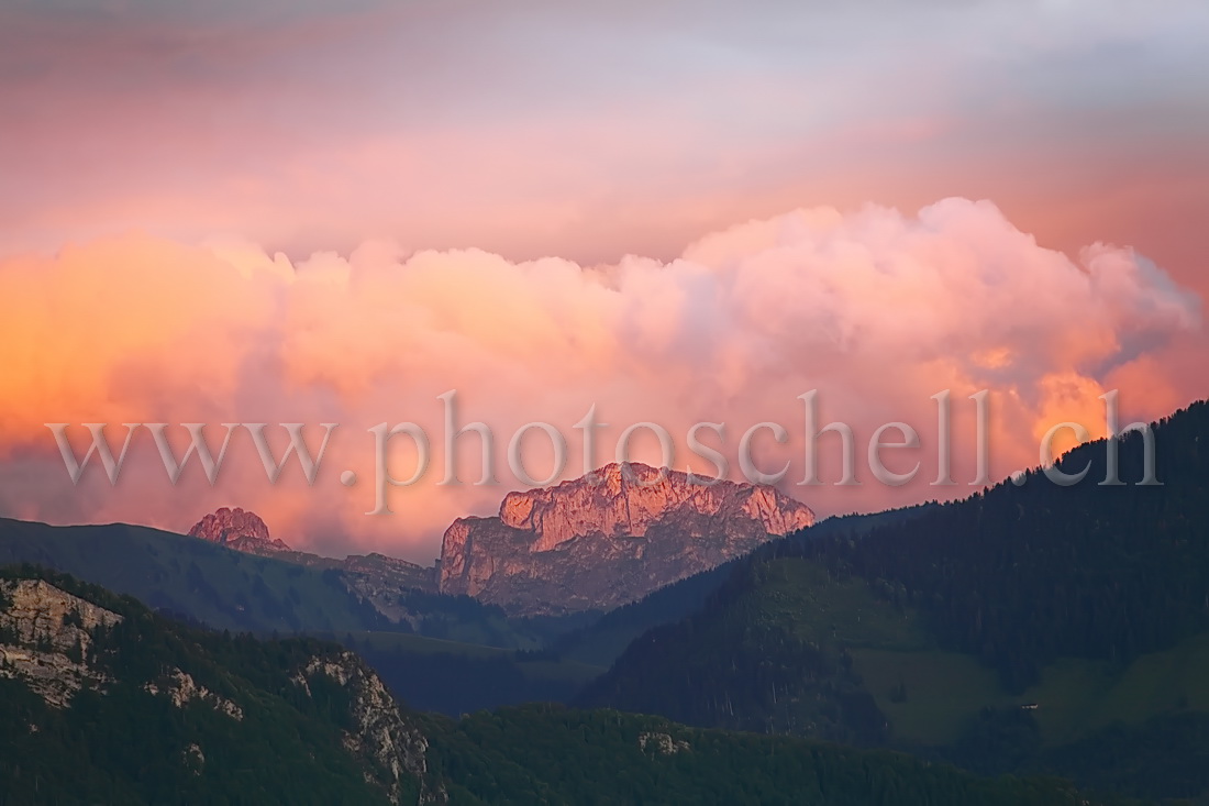 Nuages en feu sur la Dent de Savigny