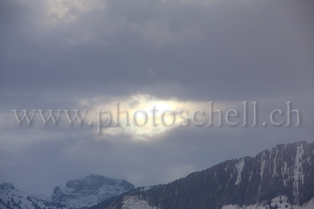 Soleil d\'hiver à travers les nuages