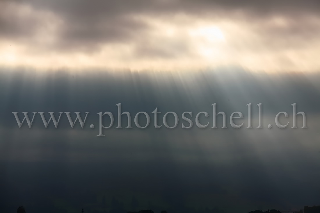 Rayons de soleils à travers les nuages